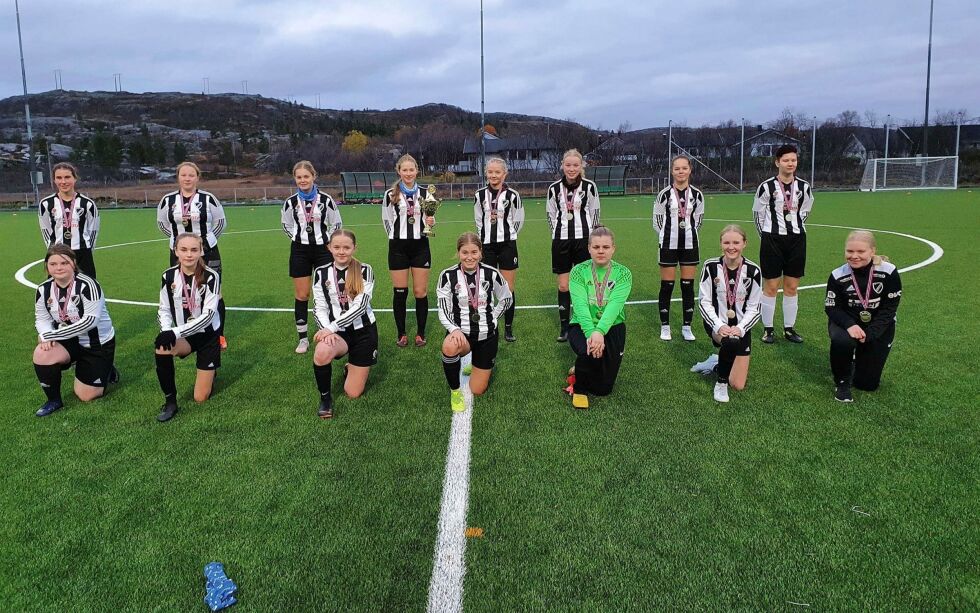 Hesseng ILs jenter 15 år kunne i likhet med klubbens lag i jenter 13 år glede seg over å ha blitt kretsmester denne sesongen.
ALLE FOTO: FINNMARK FOTBALLKRETS