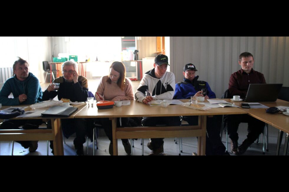 Nils Mathis Gaup, Johannes Anti, Maret Laila Anti, Piera-Heaika Tairu Guttorm og John Idar Anti fra distrikt 13 ser mørkt på vindkraftutbyggingen. De har Isak Henrik Eira fra Protect Sápmi som sin rådgiver.
 Foto: Lars Birger Persen