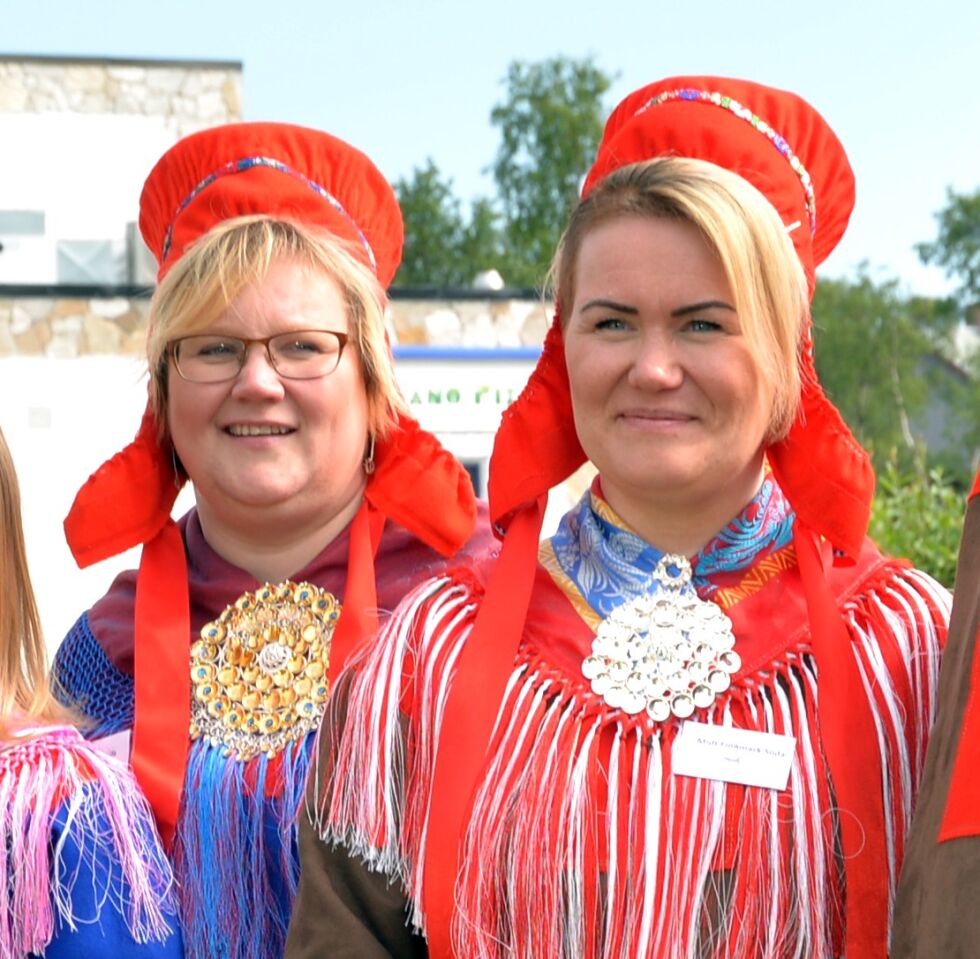 Allerede før ilddåpen med cruiseturister var over, hadde Siv Selnes Sara (til venstre) og Heidi Kamilla Eira bestemt seg for å satse videre innen reiselivsnæringa, der helårlig drift er ett av ønskemålene. Sara har allerede prøvd seg innen vinterturismen og hadde kinesere på besøk sist vinter.
 Foto: Sonja E. Andersen