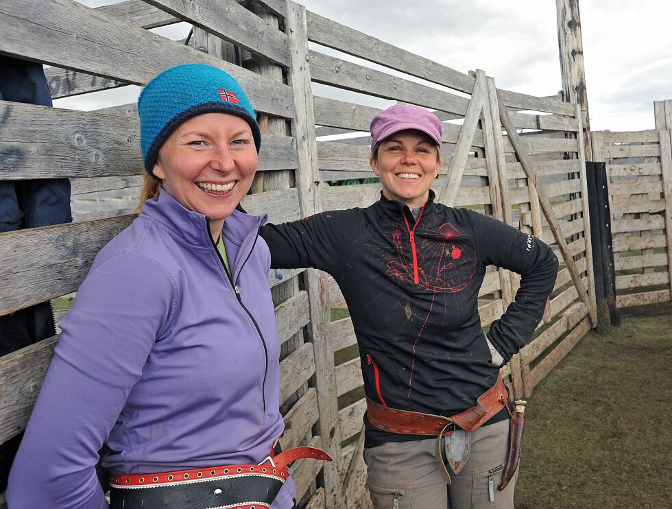 Liz Utsi (til venstre) og søster Kate elsker å jobbe i reingjerdet.
 Foto: Erik Brenli
