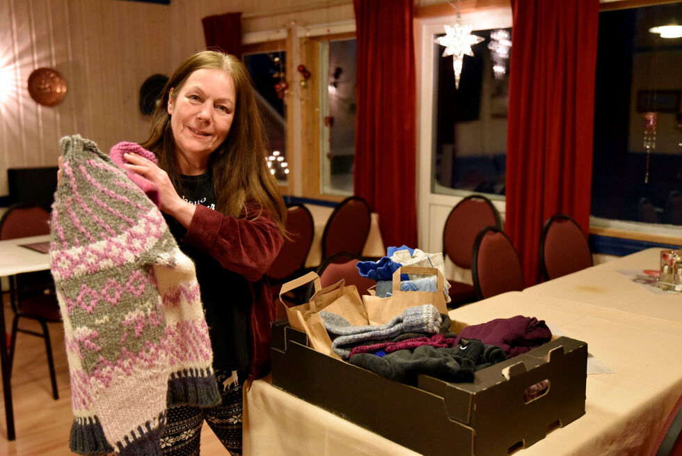Wenche Johansen har samlet sammen litt ulltøy og hygieneartikler, som hun skal sende til Ukraina.
 Foto: Irene Andersen