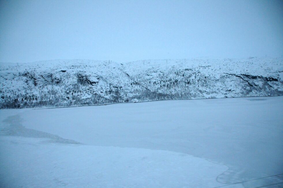 Natt til tirsdag frøs det store åpne partiet i Langfjorden til , lenge etter at storparten av fjorden gjorde det.
 Foto: Hallgeir Henriksen