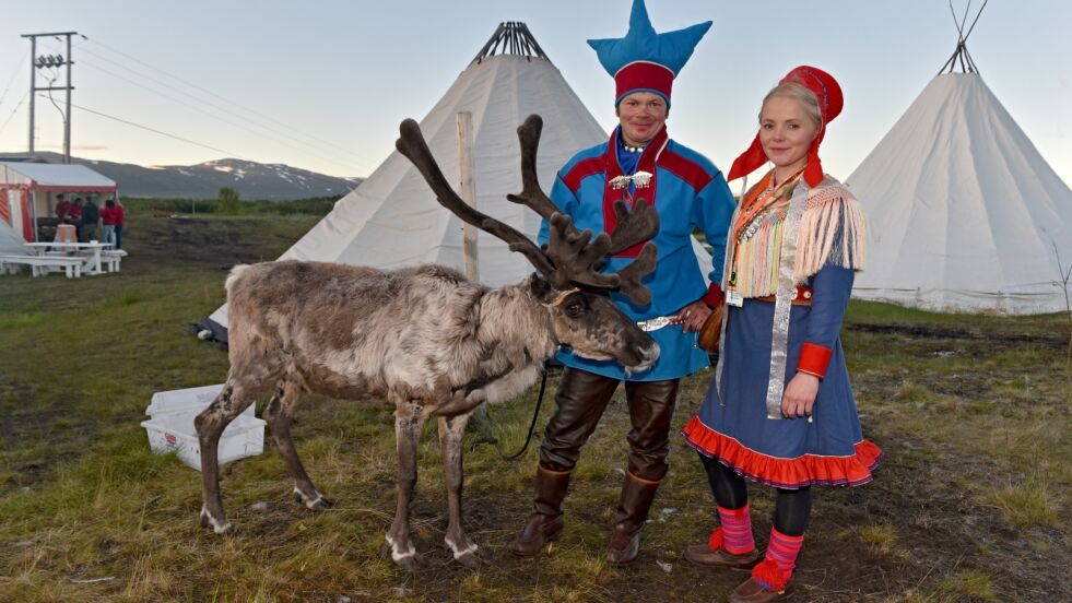 Mathis Aslak Eira og Anne Louise Næss Gaup er stolt over å vise frem samisk kultur på Midnattsrocken. Her står de med kanskje verdens tammeste rein, Muzet.
 Foto: Sigurd Schanke