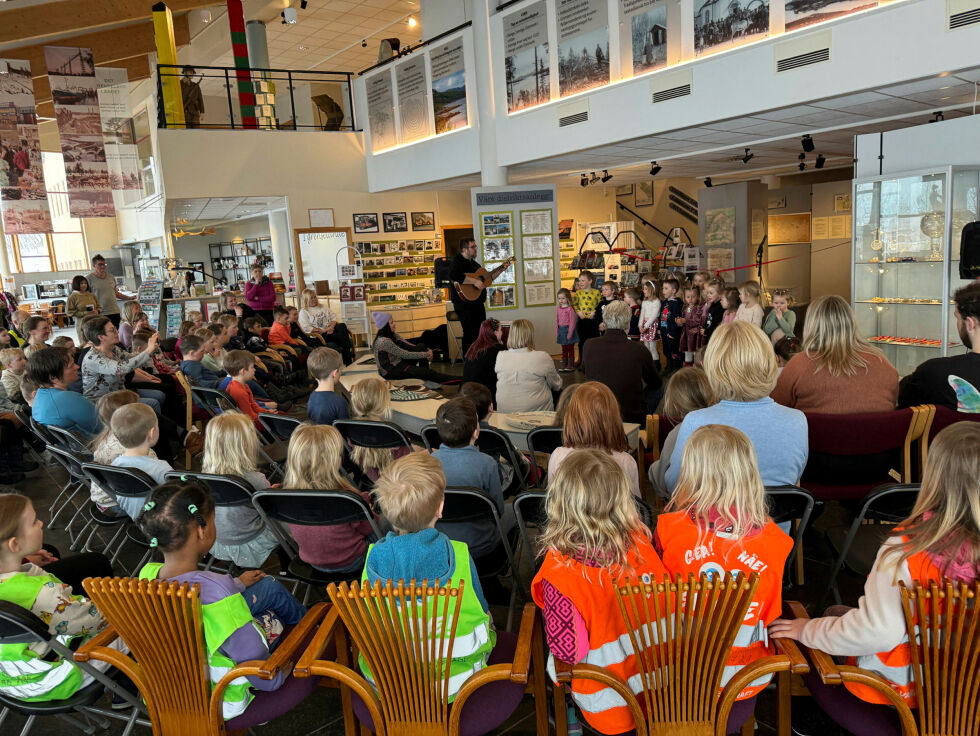 Per Anders Store og Sandnes barnehage sto for musikalsk innslag før åpningen.
 Foto: Birgitte Wisur Olsen