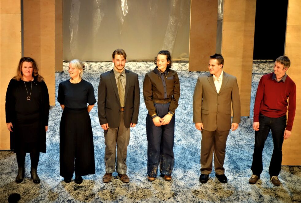 Bente Andresen, Turid Skoglund, Ivar Beddari, Runa Sætervoll, Emil Furuli Harald Rygh og Sergey Gromov mottok massiv applaus og mange godord etter premieren på «De som tapte freden» på lørdag.
 Foto: Yngve Beddari
