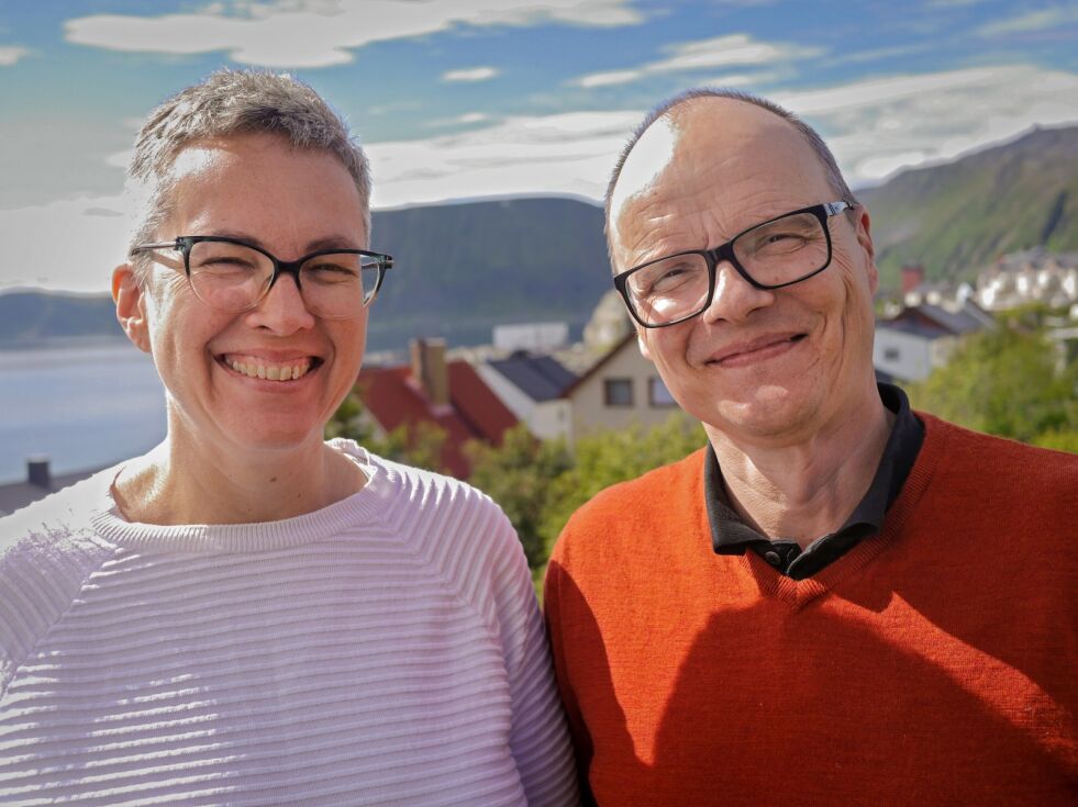 Samboerne Benedicte Færevåg og Niels Westphal ville tilbake til Finnmark. Nå arbeider de som menighetssekretær og kirkeverge i Nordkapp menighet, og trives godt med det.
 Foto: Geir Johansen
