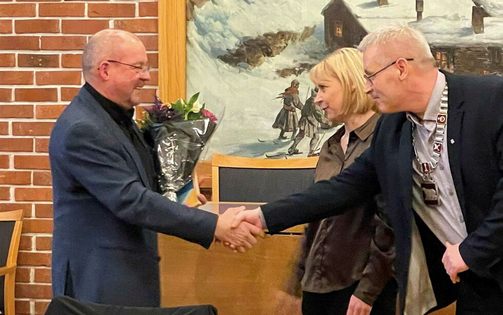 Leder Geir Skogheim i Vest-Finnmark jeger- og fiskerforening mottar ildsjelprisen for 2022. Her med ordfører Terje Wikstrøm og leder i hovedutvalget for oppvekst og kultur, Berit Hågensen.
 Foto: Hammerfest kommune