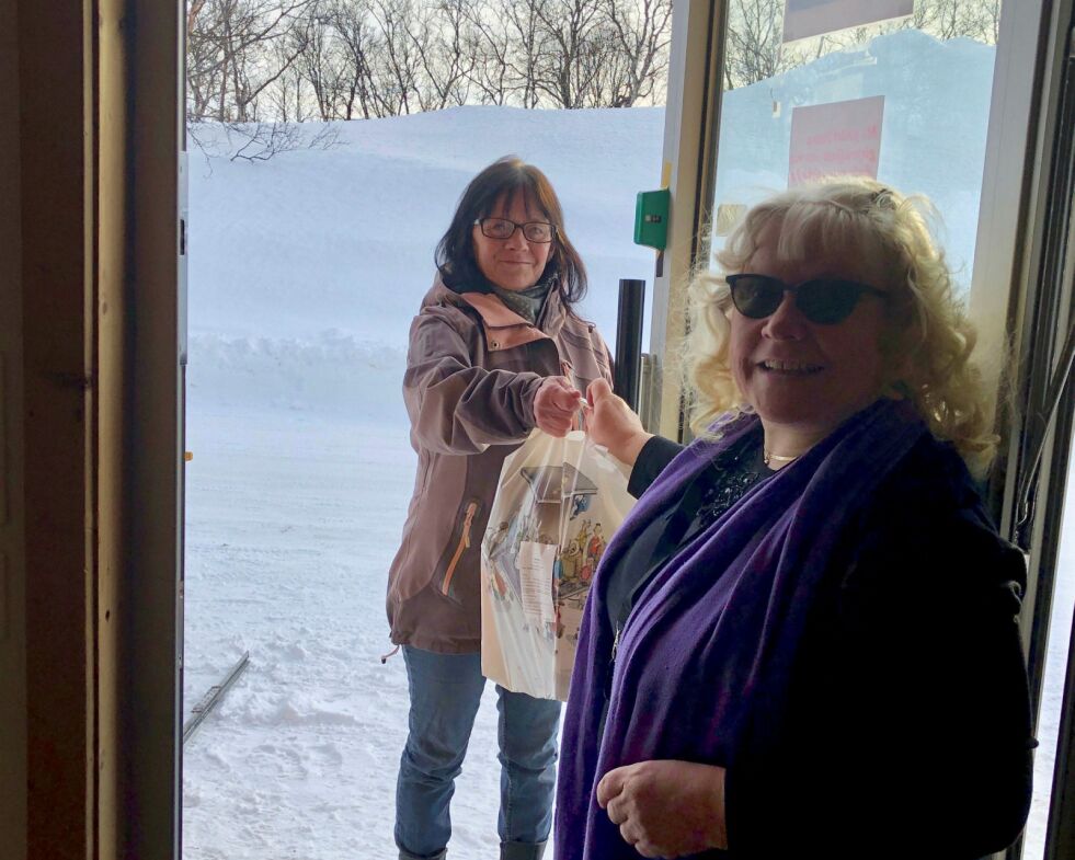 Sis­sel An­nie He­lan­der er kjem­pe­for­nøyd med å få en ny por­sjon bøk­er til pås­ken av bib­lio­tek­sjef Ragn­hild Måsø.
FOTO: Pri­vat