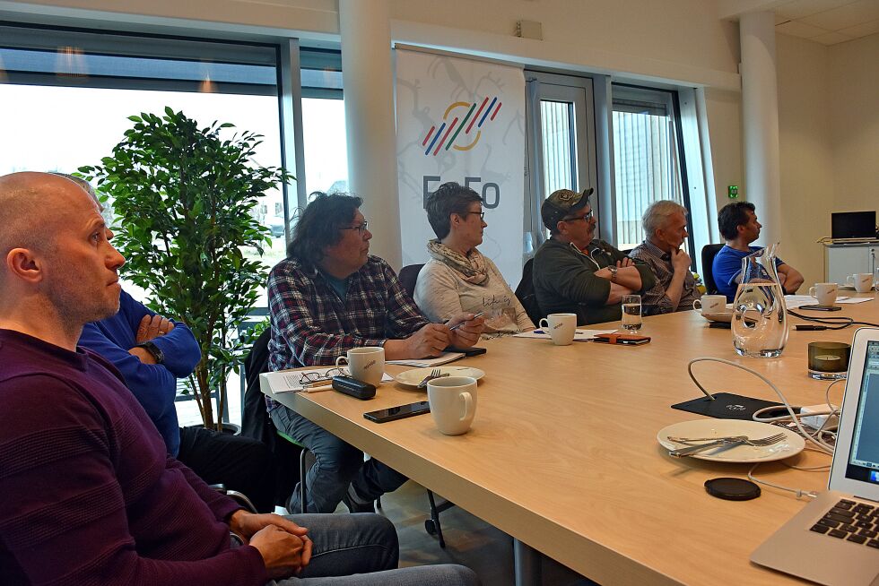 16 representanter for lokale elveforvaltere møtte opp på møtet med FeFo i Lakselv. Geir Kristiansen fra Berlevåg JFF er nr to fra høyre i bildet.
 Foto: Helge Ovanger