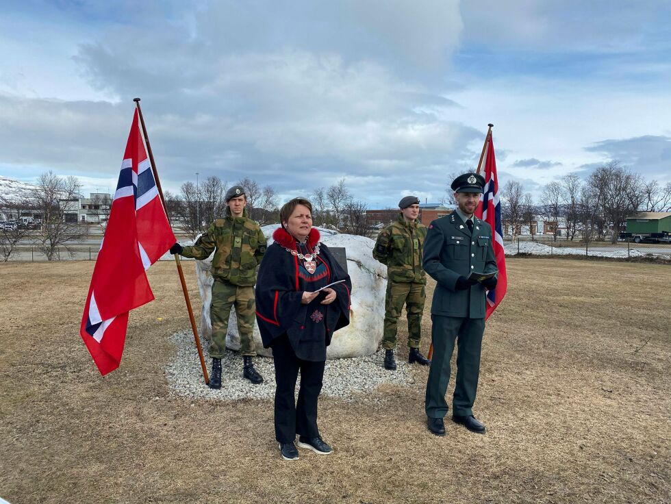 Fri­gjø­rings­da­gen og ve­te­ran­da­gen ble mar­kert ved min­ne­stei­nen ved Laks­elv kir­ke, fredag 8. mai. Foto: Kri­stin Ma­rie Erics­son