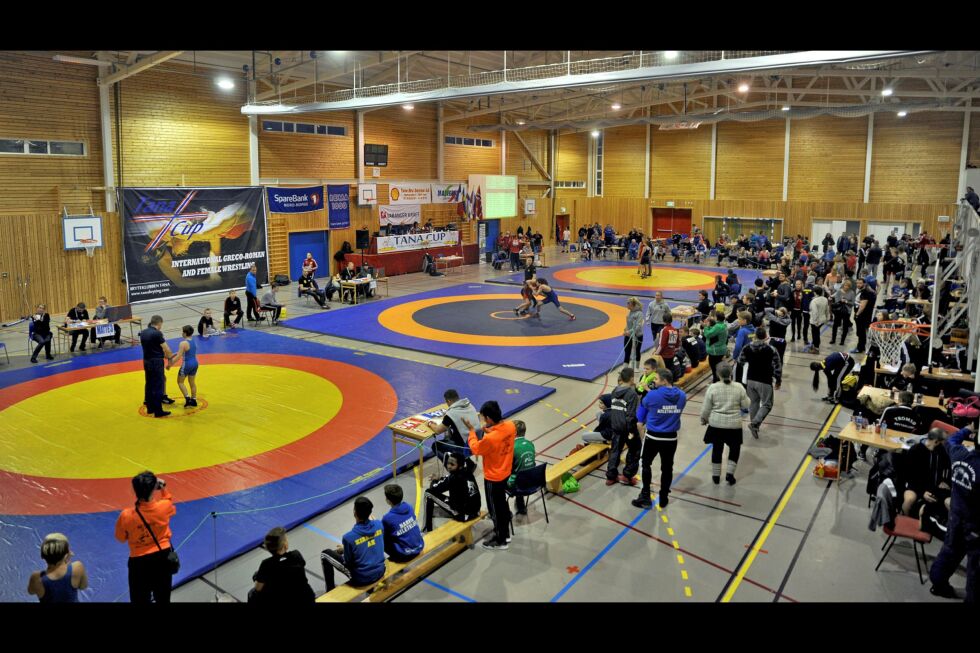 Om lag 200 brytekamper skal gjennomføres på mattene i Tana under Tana Cup lørdag.
 Foto: Arkivfoto: Erik Brenli
