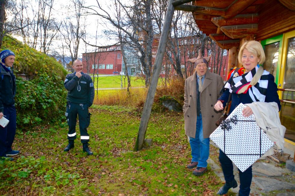 Rektor ved Universitetet i Tromsø, Anne Husebekk, ble tatt på senga da hun helt tilfeldig møtte Ságat og Ánde Somby ved universitets nye skulptur, som var den tidligere Jernsletten-gammen. På direkten ble hun spurt om universitetets manglende vilje til å vedlikeholde den.
 Foto: Elin Margrethe Wersland