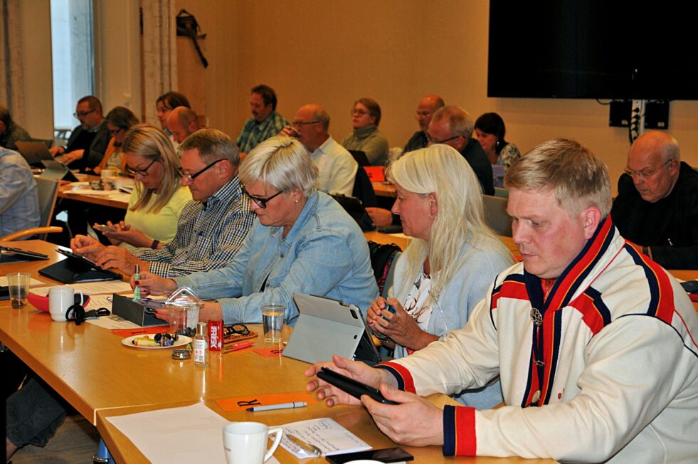 Ronny Wilhelmsen (AP) tok på kofta i kommunestyret for å markere det han betegner som et viktig øyeblikk for Alta da samarbeidsavtalen med Sametinget skulle behandles.
 Foto: Rita Heitmann