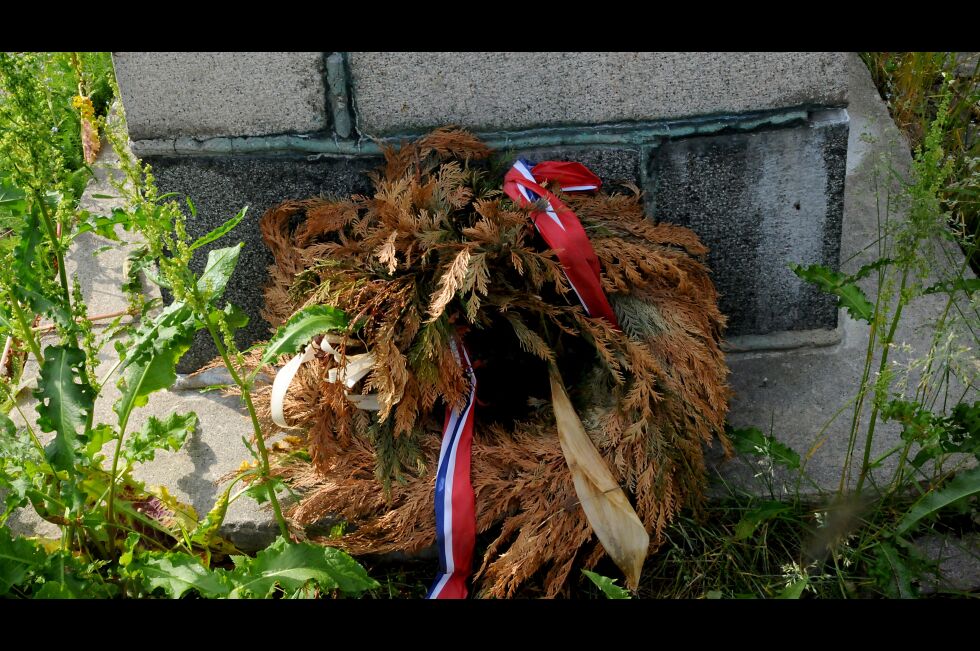 Denne kransen fra 17. mai er både brun og vissen der den ligger ved monumentets fot.
 Foto: Hallgeir Henriksen