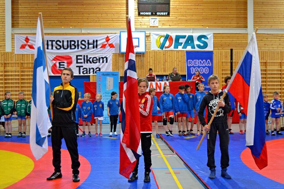Tre nasjoner. Fra venstre: Aleksi Moskuvaara (Lapin Veikot), Artor Hagerup (BK Tana) og Vadim Rakhmanov (Arkhangelsk). Bildet er tatt under TanaMatch´n i fjor.
 Foto: Bryteklubben Tana