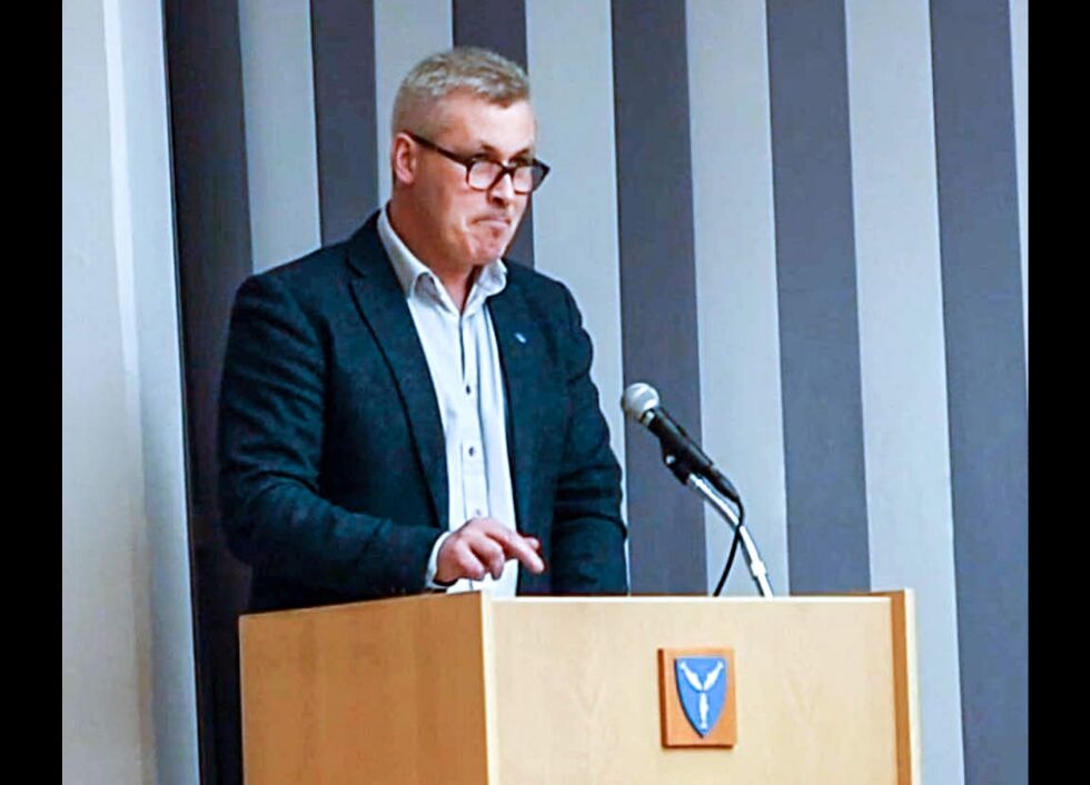 – Jeg understreker. Jeg synes det er beklagelig at man står på talerstolen i kommunestyret i Kvalsund og hevder at administrasjonen bevisst har holdt tilbake informasjon i en sak, tordnet ordfører Terje Wikstrøm (Ap) mot SVs representant Harald Bredesen.
 Foto: Bjørn Egil Jakobsen