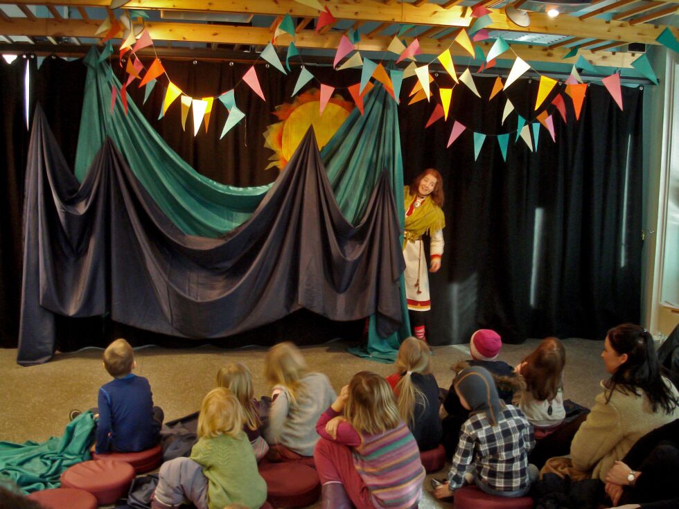 Fra eventyrstunda «Da sola ble borte» på Trondheim folkebibliotek lørdag.
 Foto: Erlend Skjetne