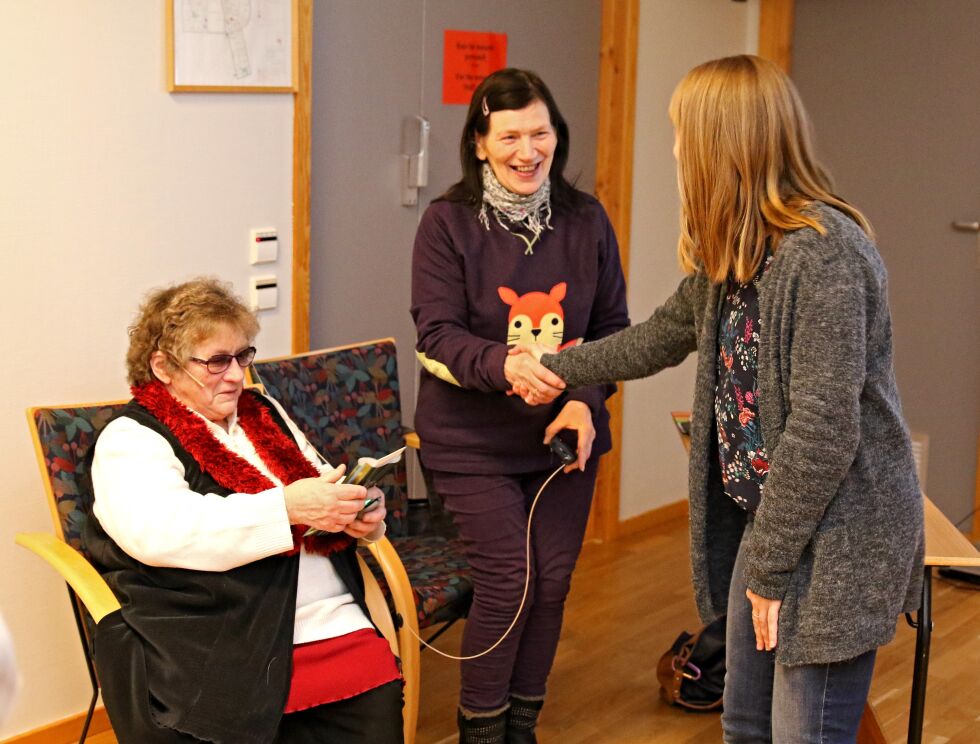 Formidler Silja Andersen ved Grenselandmuseet, benyttet anledningen til å takke for det omfattende arbeidet med å samle inn dokumentasjon, noe som har vært til stor nytte for museet. Fra venstre Olaug Gamnes, Britt-Åse Mortensen og Silja Andersen
 Foto: Silje L Kvammen