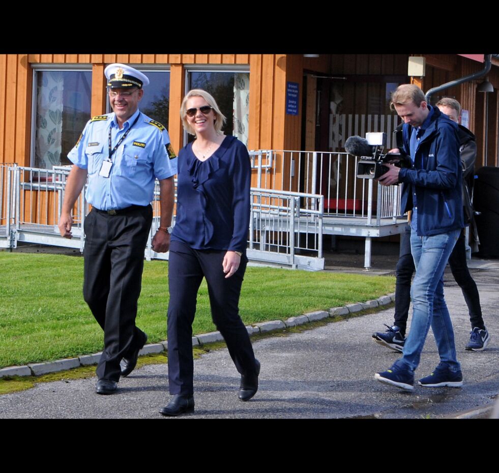 Statsråd Sylvi Listhaug var i strålende humør da hun ble vist rundt på Storskog av stasjonsjef Hans Møllebakken i Finnmark politidistrikt.
 Foto: Hallgeir Henriksen