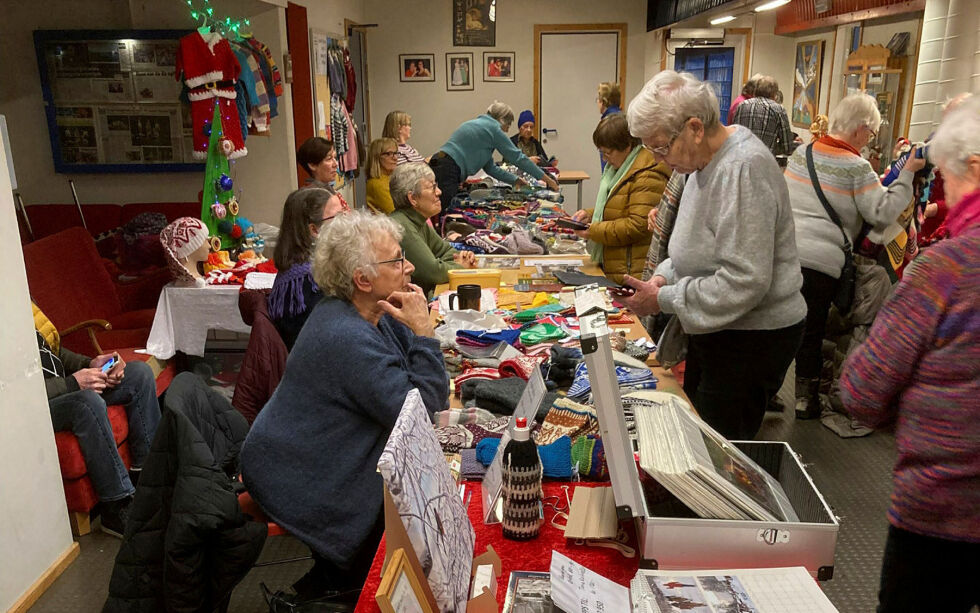 Det ser ut som om aktivitet skaper aktivitet, også på Tana pensjonistforenings onsdagstreff med julemesse kom det kjempebra med folk.
 Foto: Jørn Nilesen/Tana Pensjonistforening