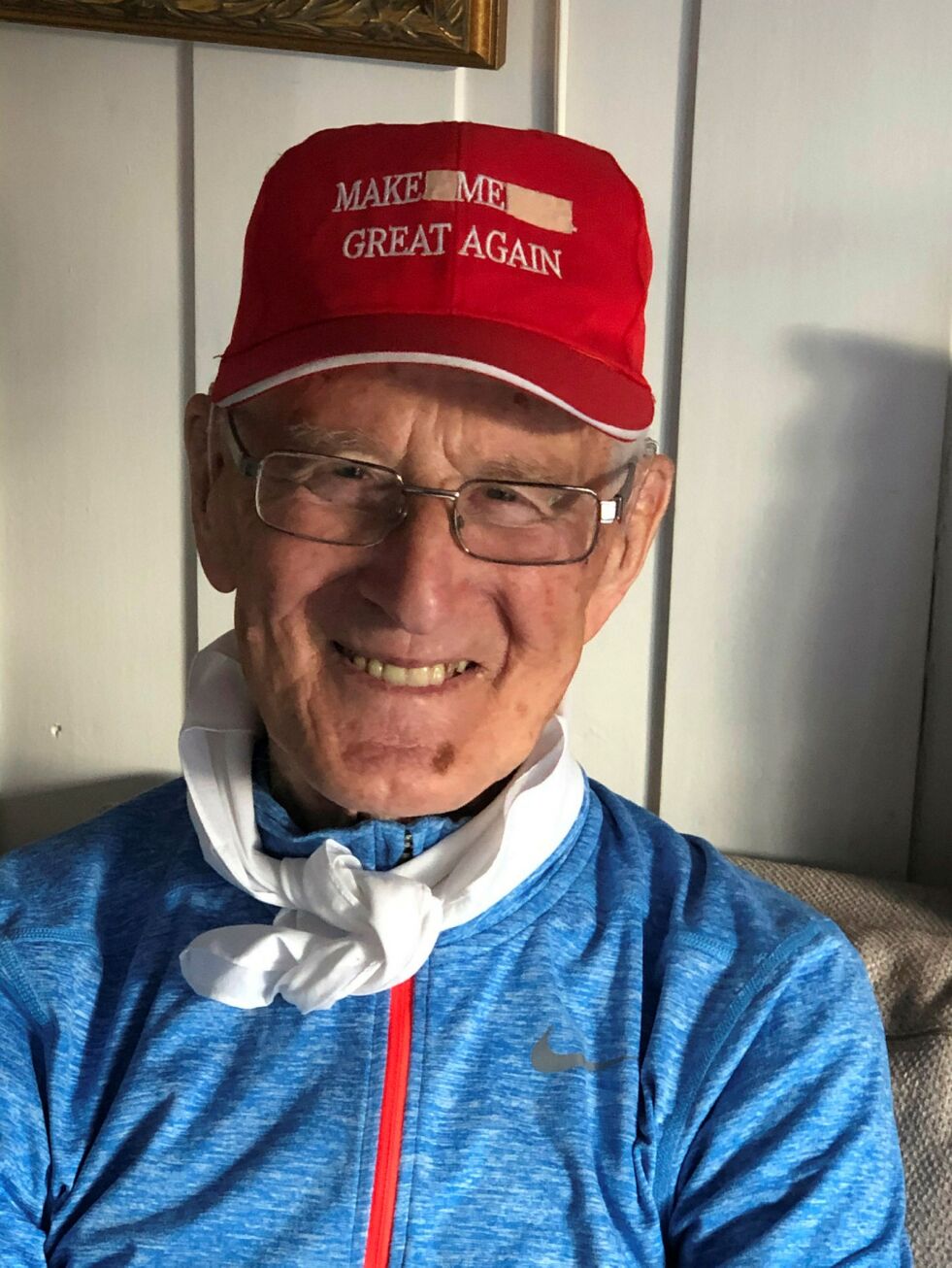 97 år gamle Alf Hojem vil få regjeringenes hedersmedalje 8. mai på Jørstadmoen, og tar vel imot den, dog uten å ta av.
 Foto: Privat