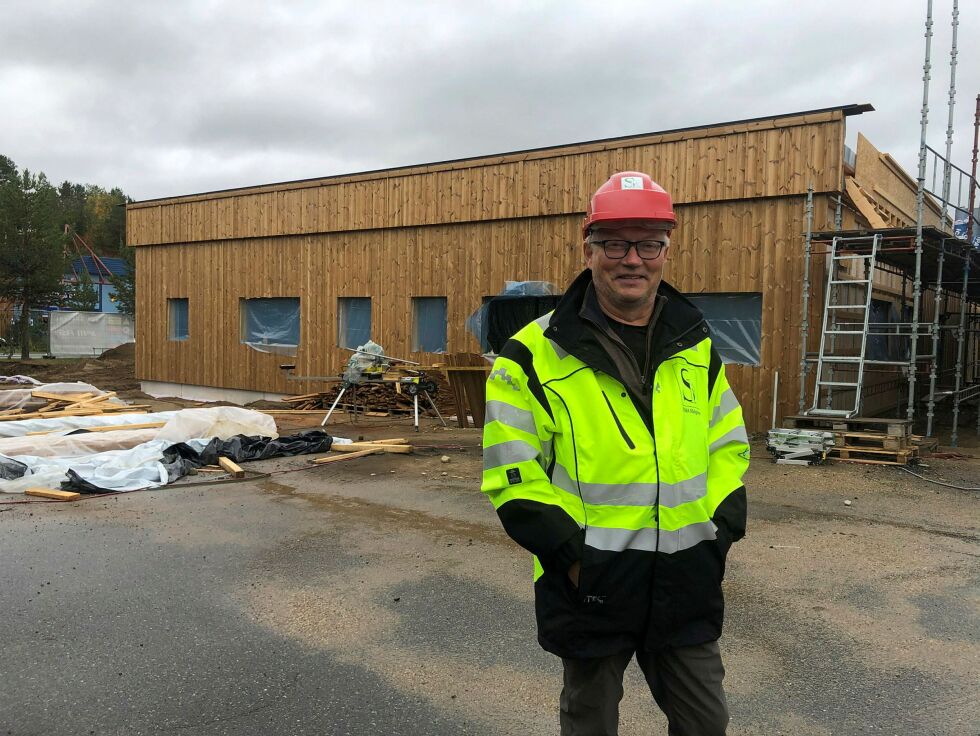 Jon Erland Balto investerer 20 millioner kroner i nybygg og aktivitet i sin barndoms hjembygd. Her foran det som blir Karasjok nye politihus, der også reinpolitiet skal lokaliseres.
 Foto: STEIN TORGER SVALA