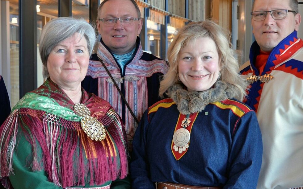 Eli­sa­beth Erke og Ce­ci­lie Han­sen skal fron­te Sen­ter­par­ti­et i den øst­li­ge valg­kret­sen. Bak Hans Ole Eira og Tor Mik­ko­la, som er lis­te­top­per i hen­holds­vis Áv­jo­vár­ri og Nord­re valg­kret­ser.
 Foto: Steinar Solaas