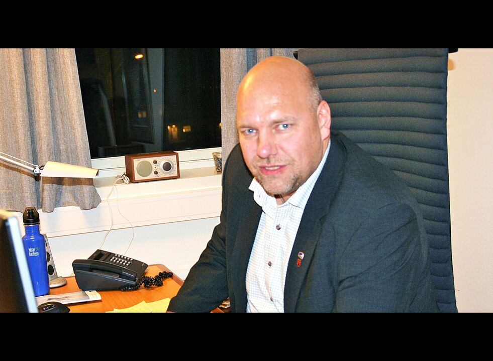 Vadsøordfører Hans-Jacob Bønå håper å få ut bind 2 av byens historie i løpet av 2020, som blir 37 år etter det første bindet av boka.
 Foto: Arkivfoto