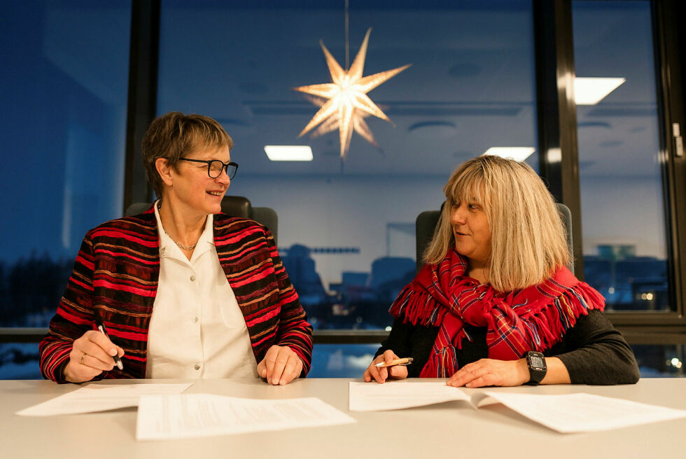 Rektor Hanne Solheim Hansen sammen med direktør Beate Rahka-Knutsen ved det lulesamiske kultursenteret Árran, da de to underskrev samarbeidsavtale mellom Nord og Árran i desember.
 Foto: Privat