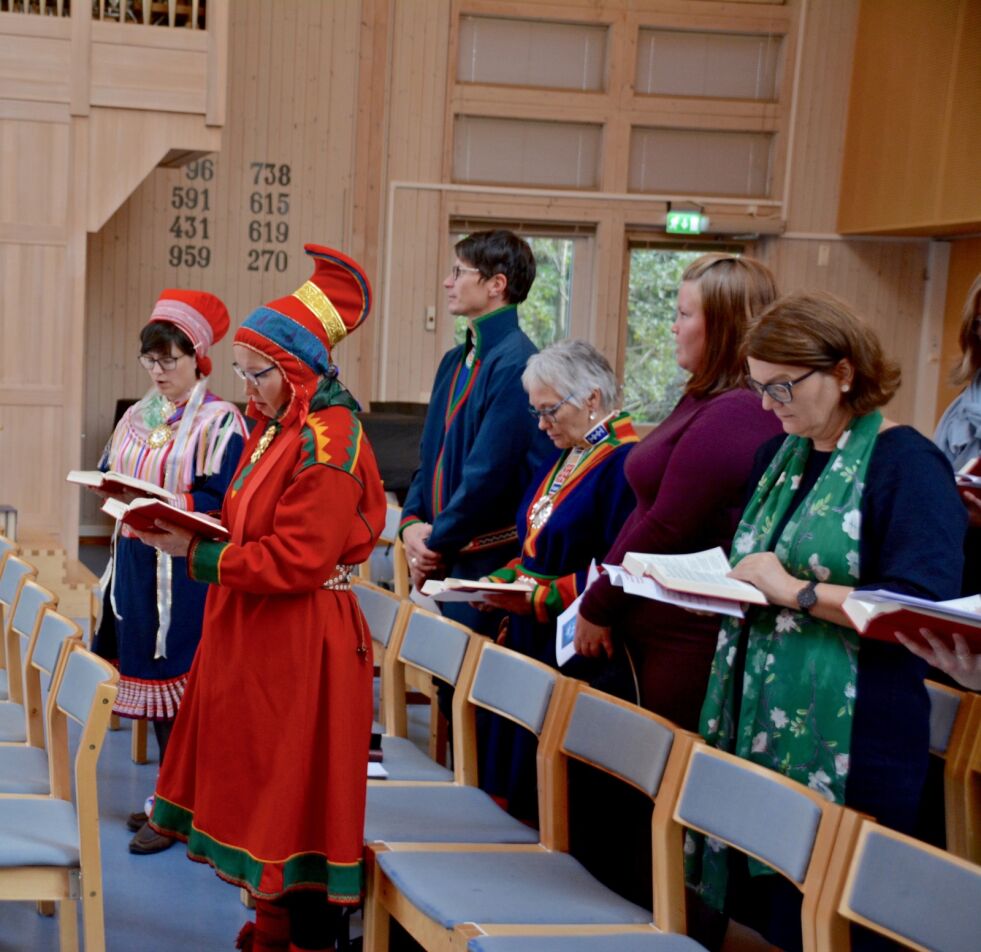 Medlem av Samisk kirkeråd, Siri Broch Johansen, og generalsekretær, Risten Turi Aleksandersen, deltok under jubileumsgudsjenesten ved Grønnåsen kirke i Tromsø.
 Foto: Elin Margrethe Wersland