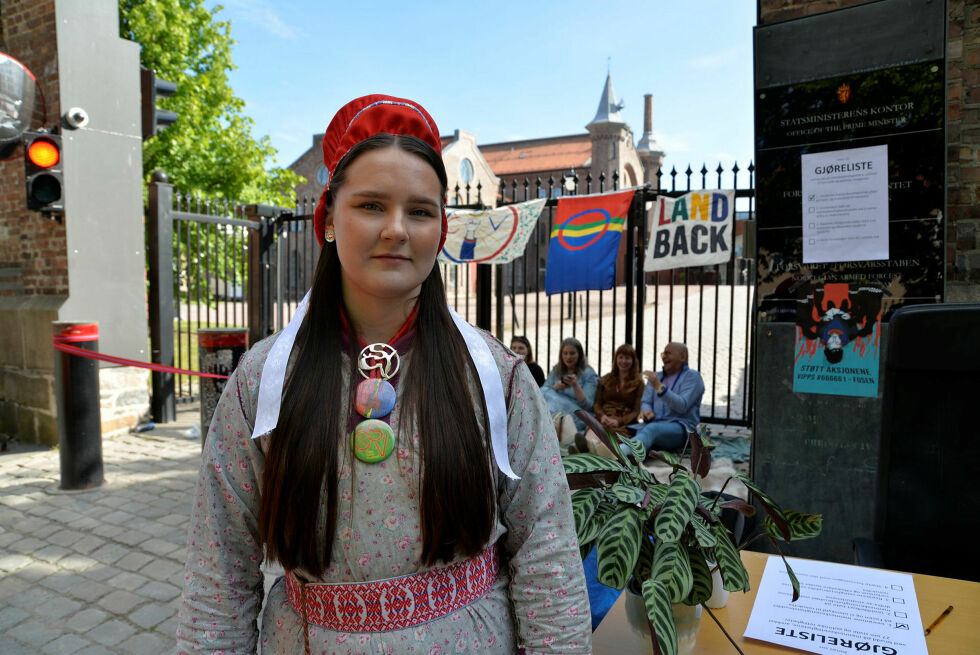 NSR-Ns leder Elle Nystad utenfor en av de to portene inn til statsministerens kontor. Blokade av statsministerens kontor fredag 2. til lørdag 3. juni 2023.
 Foto: Steinar Solaas