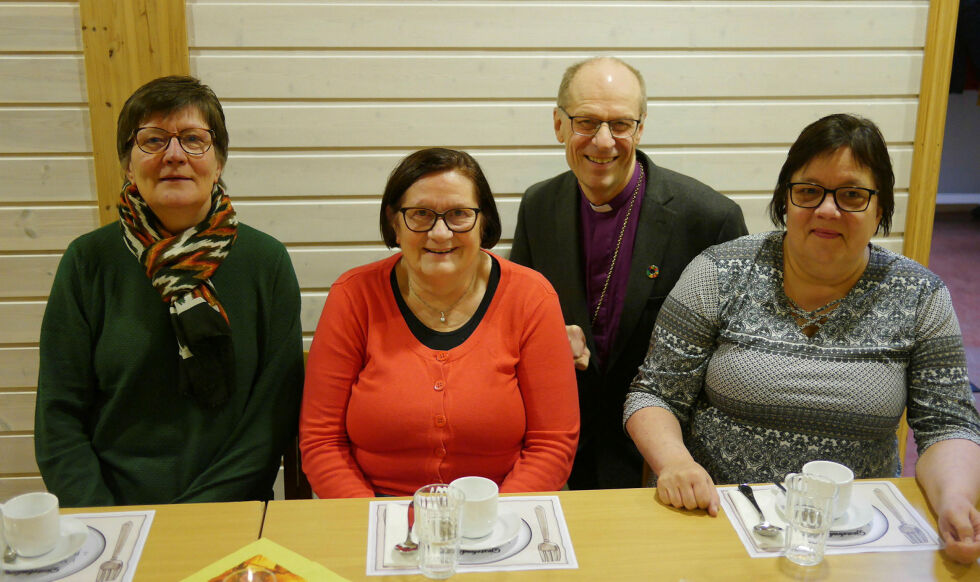 De satte stor pris på å få biskopen på besøk. Fra venstre Anita Jensen, Trude Damm-Olsen, Olav Øygard og Mariann Pedersen Bårdsnes.
 Foto: Geir Johansen