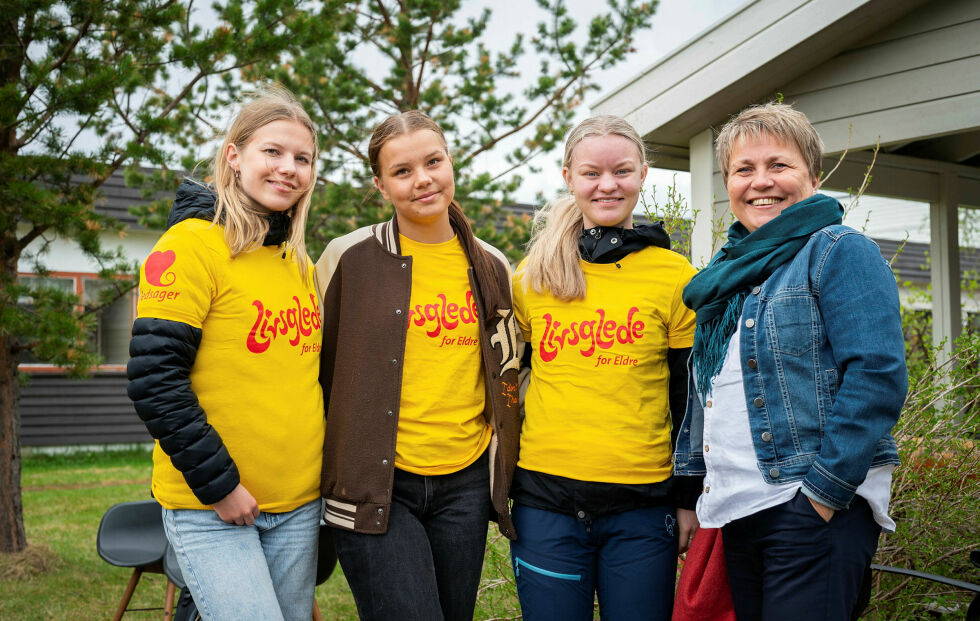 Ordfører Aina Borch (til høyre) og elevene fra livsgledeskolen feirer den årlige livsglededagen.
Foto: Karolina Ulfig