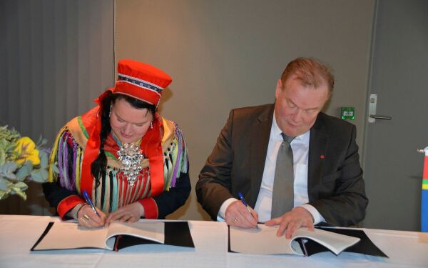 Her signeres samarbeidsavtalen mellom storfylket og Sametinget