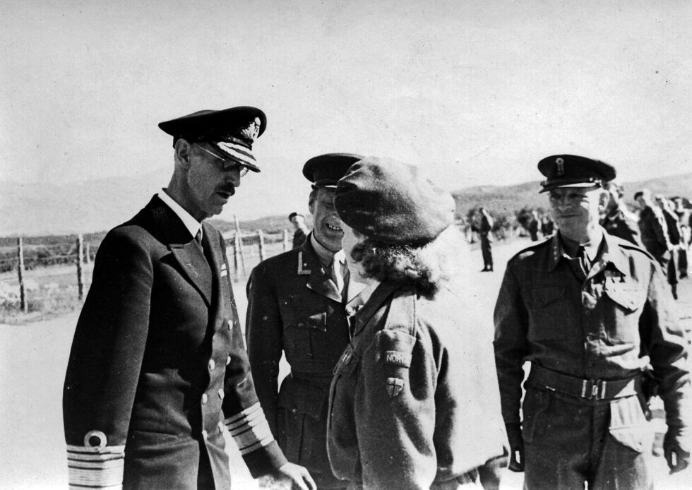 Kong Haakon traff flere av soldatene ved Banak.
 Foto: Karl Seljevold