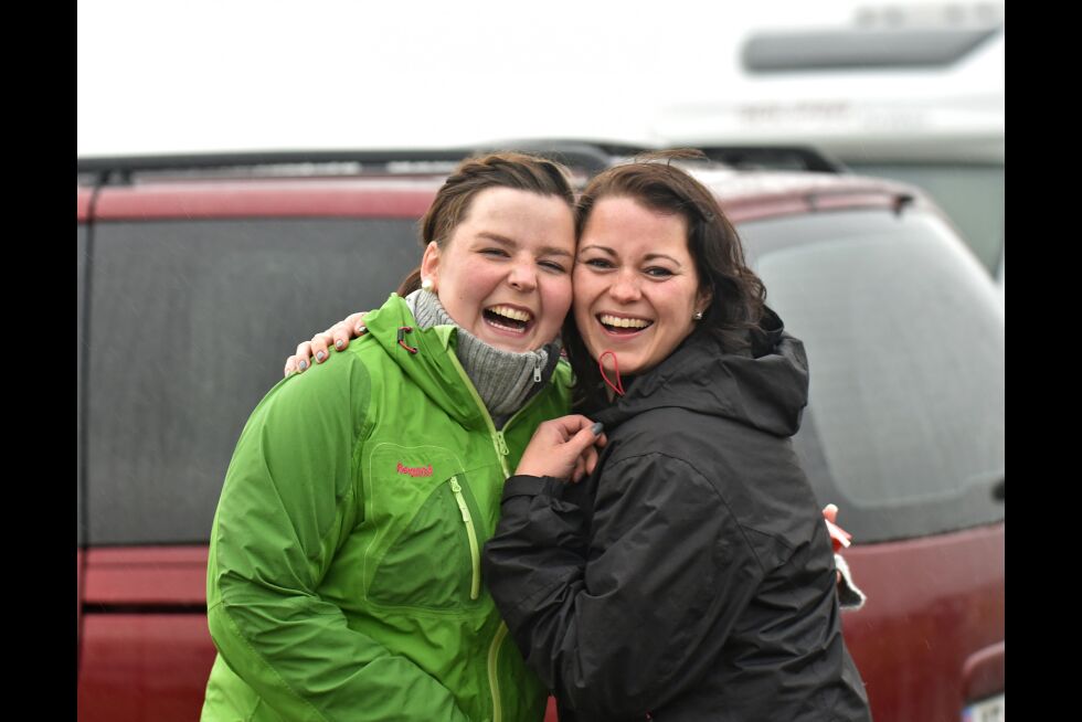 Annie Fredriksen og Marte Strandheim fra Nordreisa koser seg på festival.
 Foto: Hannah Persen
