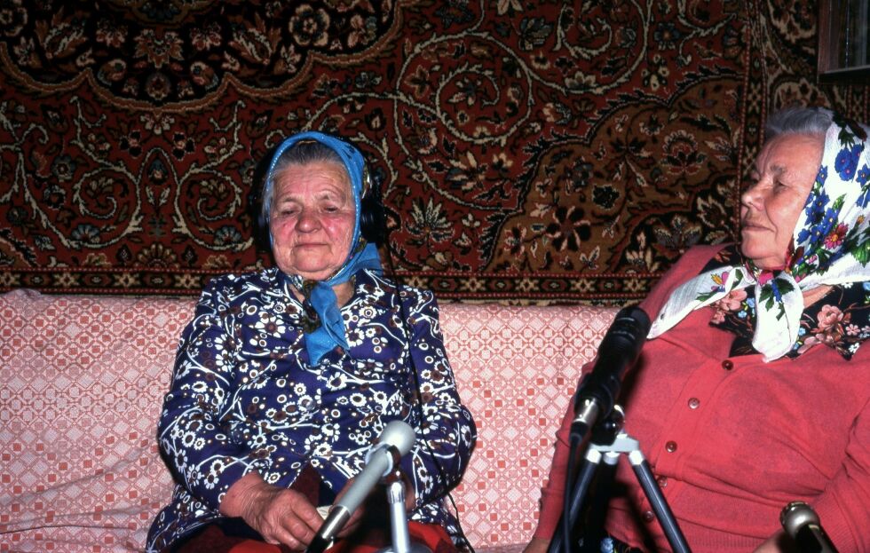 Her gjø­res det opp­tak av joik frem­ført av Matriona Sotkajarvi (til venst­re) og Ma­ria Sergina på Kola­halv­øya i 1995. Ma­ria, født i 1923, skal ha vært den siste som be­hers­ket akkalasamisk.
 Foto: Ola Graff