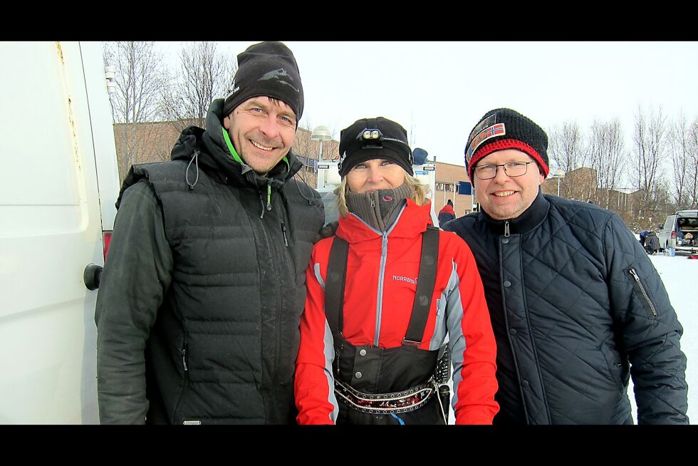 Børge Johansen og Berit Astrid Utsi fra fra kennelen Šáiggas i Karasjok, sammen med deres faste handler Stein Tore Sivertsen. I år er det Børge som skal kjøre 500-kilometersløypa i Finnmarksløpet, og ellers er det klar arbeidsdeling. – Stein Tore sørger for depot til hundene. Berit Astrids jobb er å sørge for at jeg får i meg nok mat og drikke og får på meg tørre klær, smiler Børge, som har hatt samme jobb for Berit Astrid de siste årene, som her i fjor.
 Foto: Rita Heitmann