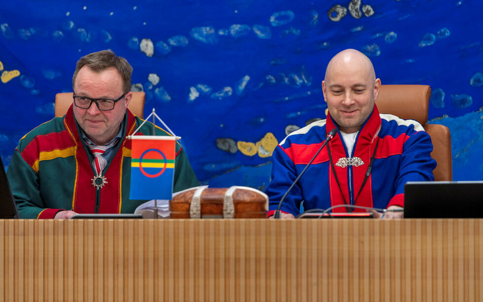 Til venstre for plenumsleder Tom Sottinen sitter Jørn Are Gaski; han er innvalgt for Ap i Sør-Norge, men meldte seg ut av Ap høsten 2021 og er nå partiuavhengig representant.
 Foto: Cecilie Bergan Stuedal