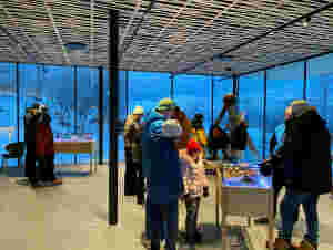 Snøhotellet åpner ny resepsjon med samisk kunst