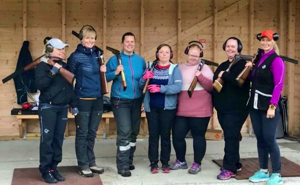 De siste årene har stadig flere damer fattet interesse for å drive med skyting. Her er noen av dem fra ei tidligere samling. Fra venstre Anne Mette Kvingedal, Lene Holst, Belinda Hay, Annette M. Johansen, Iris Anita Jensen, Theresa E. Jacobsen og Nina B. Jensen. Foto: Nordkapp Jeger- og Fiskerforening