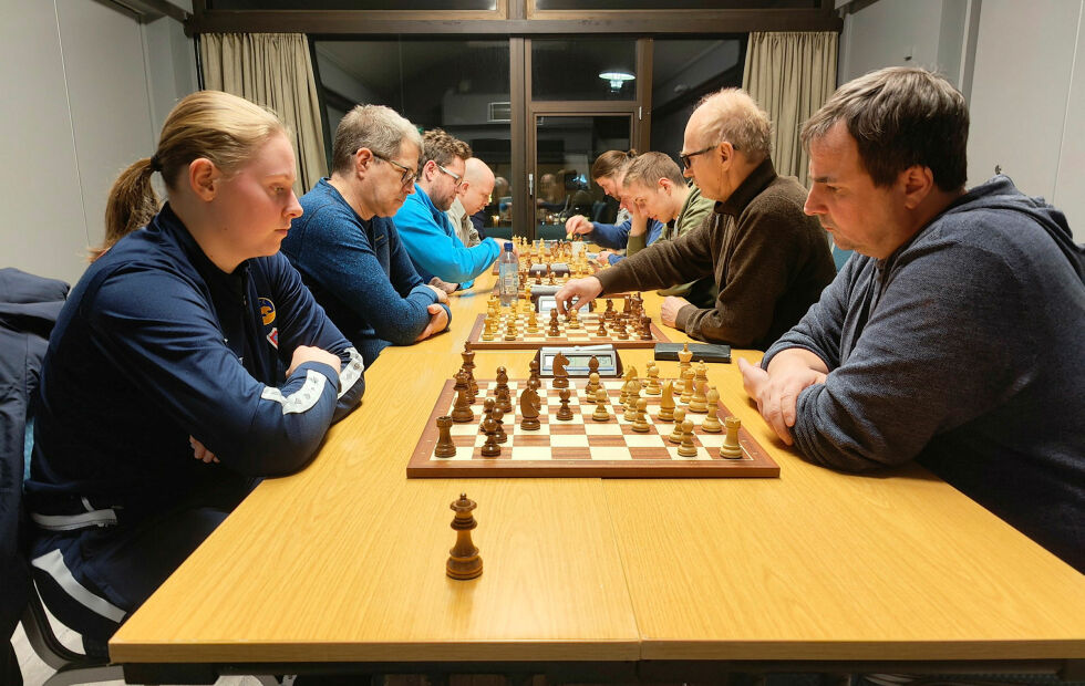 Vadsø sjakklubb arrangerer klubbkvelder hver torsdag på Scandic Hotel. Her er det fullt fokus – der Andrea Wie og Mikal Lanes møtes ved det nærmeste bordet.
 Foto: Vadsø Sjakklubb