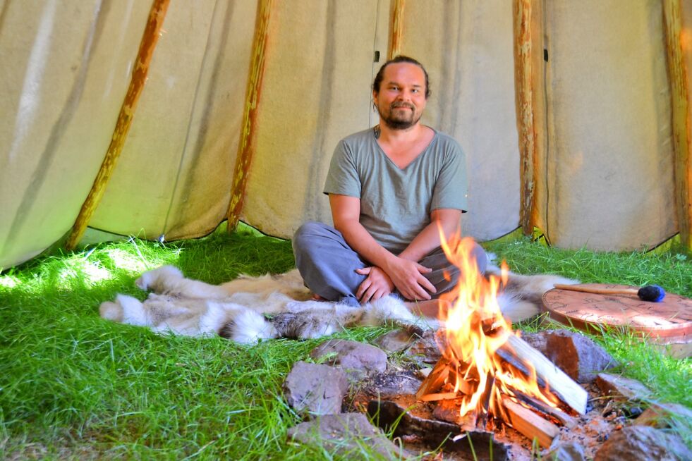Hjemme i Spydeberg er det i lávvuen på gresset i hagen foran bålet, at Kjetil kjenner aller mest ro.
 Foto: Sunniva Bornøy