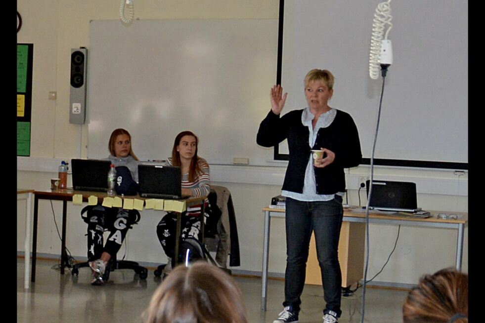 Lærer for ambulansefag, Heidi Stenbro Hanssen, holdt sammen med elevene fra ambulansefaglinja, det siste informasjonsmøtet før katastrofeøvelsen som er 10. mai.
 Foto: Kristin Marie Ericsson