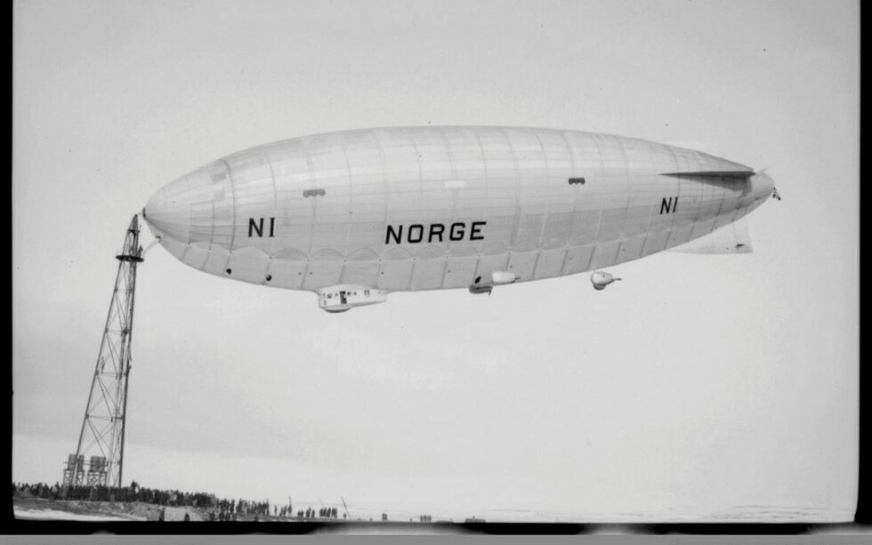 Det er bevilget 110.000 kroner til å ta vare på luftskipsmasta på Øya i Vadsø, Masta ble bygd i forbindelse med at luftskipet «Norge» trengte en mellomlanding på sin ferd mot Nordpolen i 1926. Også luftskipet «Italia» ankret opp ved masta i 1928.
FOTO: Jakob L.S. Bredrup/Finnmark fylkesbibliotek