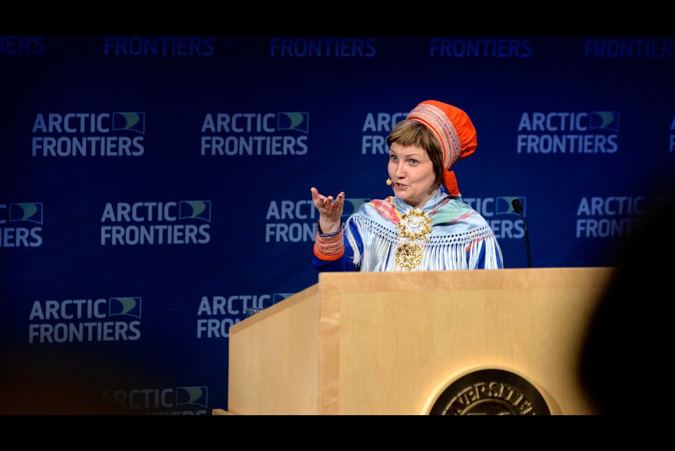 Sametingspresident Aili Keskitalo skal åpne konferansen mandag morgen, sammen med Salve Dahle i styret for Arctic Frontiers. fylkesrådsleder i Troms, Willy Ørnebakk og Ingeborg Gjerdrum Foshaug som er leder i ungdommens fylkesråd. Dette bildet er fra 2015-utgaven av nordområdekonferansen, da Keskitalo advarte om at Nussir-saken kan havne i retten hvis det blir gitt tillatelse til gruvedrift.
 Foto: Arctic Frontiers