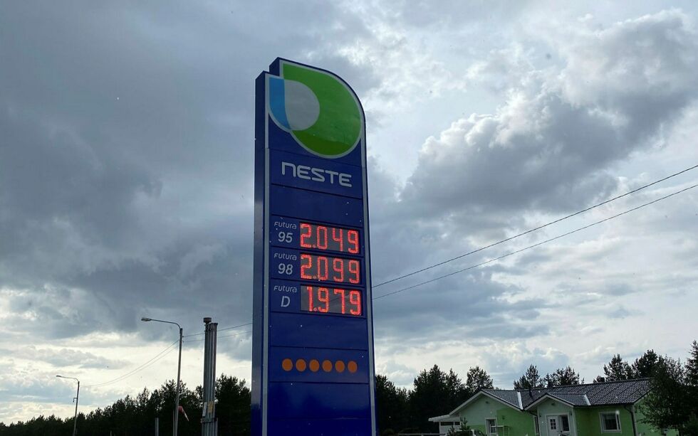 Mørke skyer til tross i finsk Neiden,- for flere bilister ble det et lyspunkt å få kjøpt diesel til under tjue kroner literen igjen.
 Foto: Hallgeir Henriksen