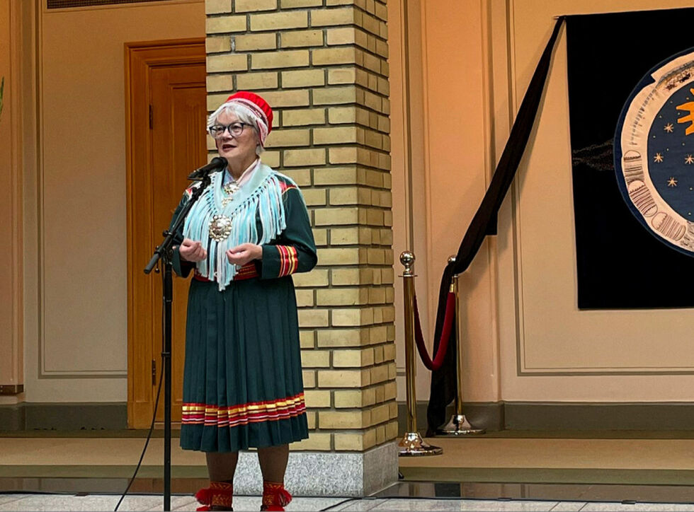 Britta Marakatt-Labba forteller om «Melkeveien». Verket tar opp en rekke aktuelle tema. Hvordan vi opptrer i naturen, reindriftens møte med vindmøller og Repparfjordens møte med sjøsamene.
 Foto: Hannah Persen