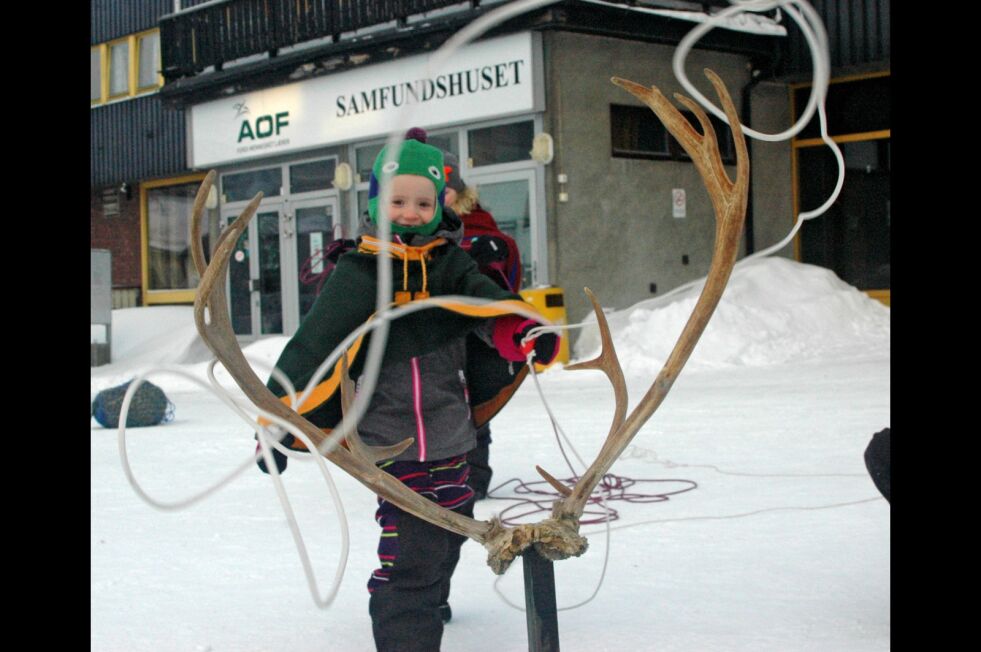 Marie Ellen Fjeld Trasti kaster lasso med et smil om munnen.
 Foto: Birgitte Wisur Olsen
