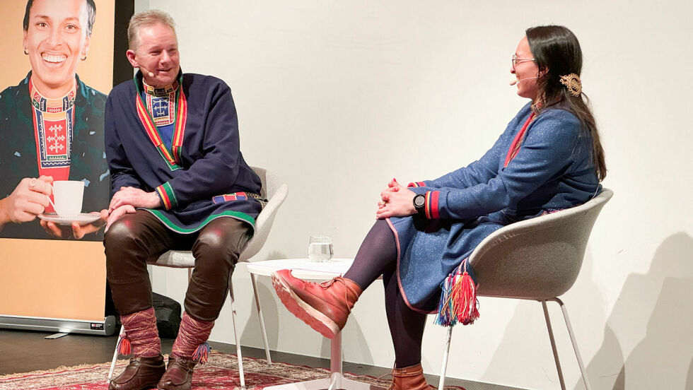 Sander Andersen deler minner og morsomme historier med Naima Khan Nergård i den lulesamiske podkasten.
 Foto: Irmelin Klemetzen